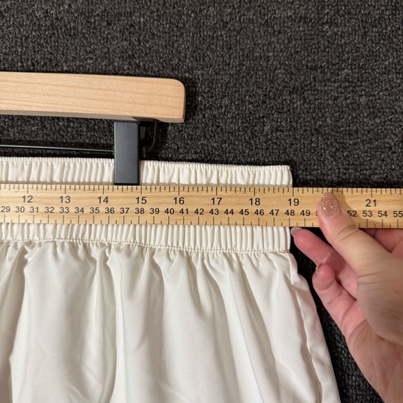 Nike Dri-FIT White Shorts with Built in Compression Shorts, Womens 2X - Picture 5 of 9